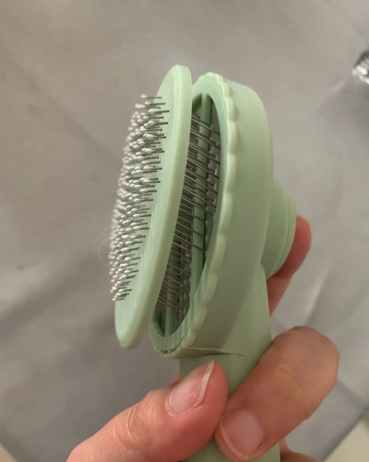 CeleMoon Cat Grooming Brush, Brush for Dogs and Cats Shedding & Grooming, Self Cleaning Pet Brush
